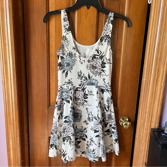 HM Divided fit and flare dress - Picture 2 of 2